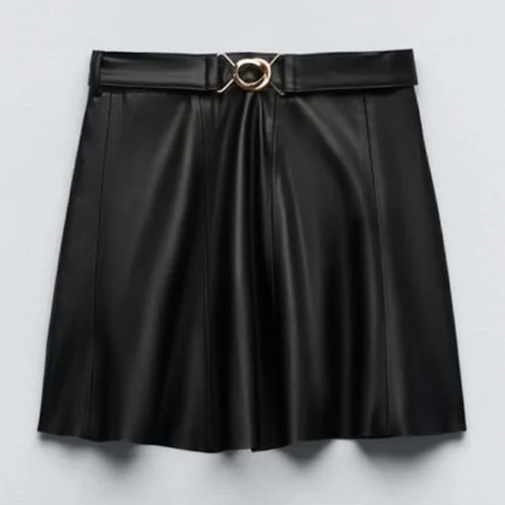 Zara black faux leather skirt
Size XS
